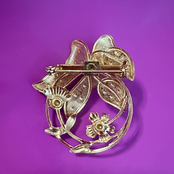 Elegant Gold Floral Brooch with Faux Pearls - Picture 2 of 4